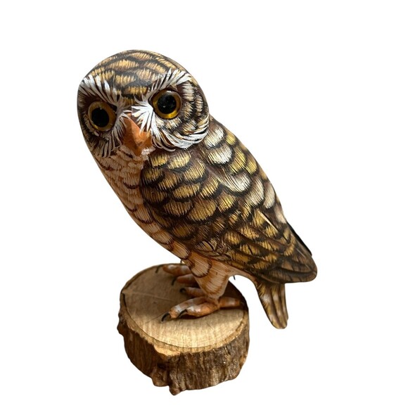 Vintage Set Of 2 Hand Carved and Painted‎ Wood Owl Figurines On Wood Slices - Picture 3 of 10
